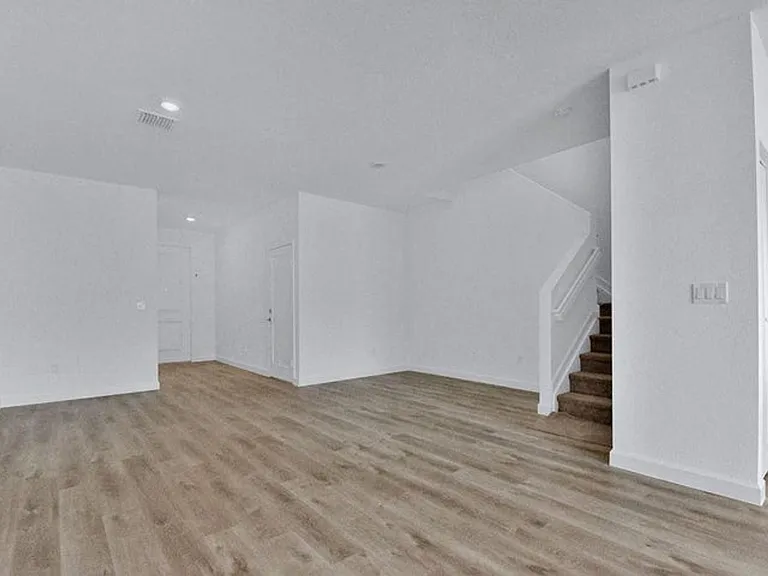 4074 Highland Oaks Dr — Photo 2