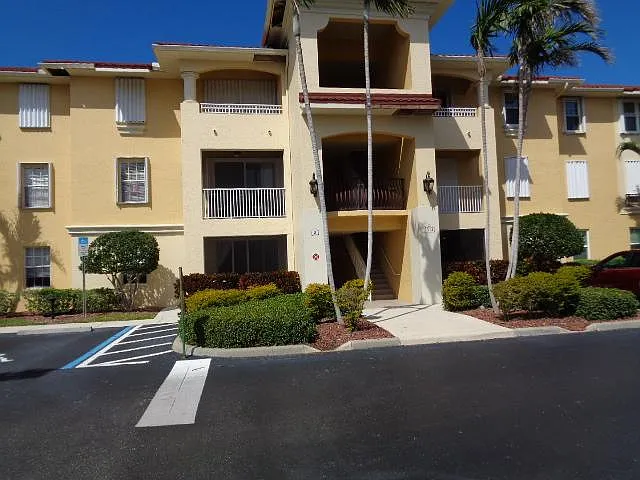 1512 SW 50th St #203