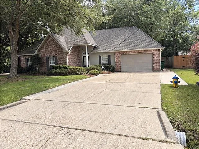 909 Chevreuil St — Photo 1