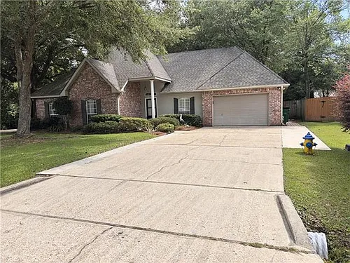 909 Chevreuil St Photo 1