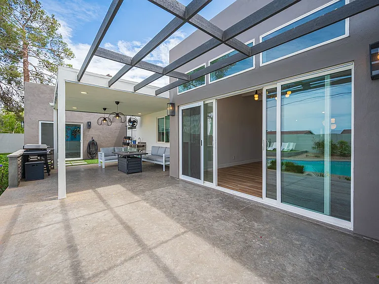 330 E Country Club Dr — Photo 20
