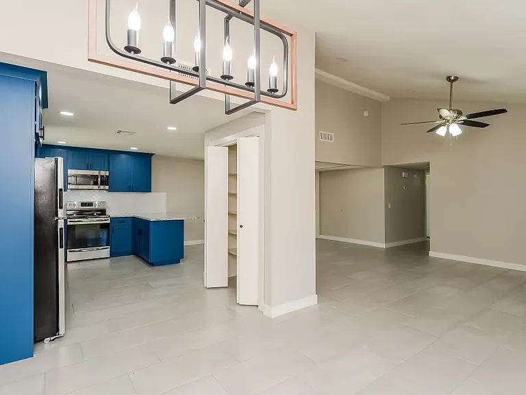 5222 W Hatcher Rd — Photo 3