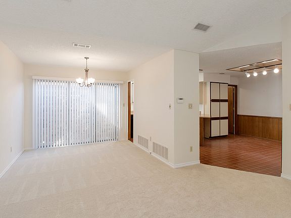 3rd image of 807 Woodway Ln