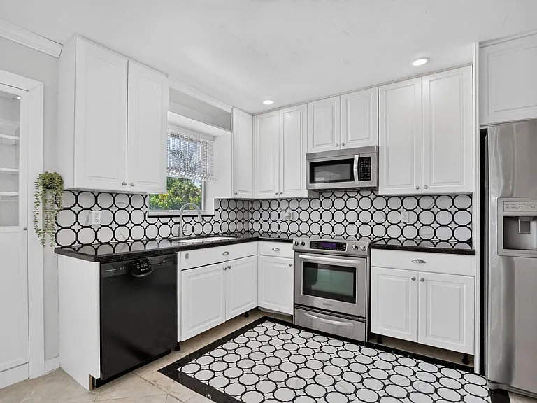 421 SW 2nd St — Photo 7