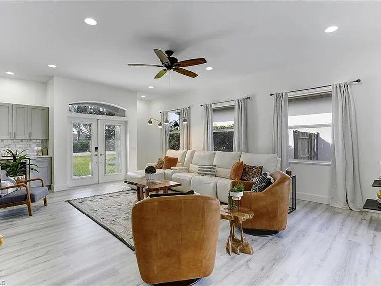 10842 Vanderbilt Dr — Photo 1