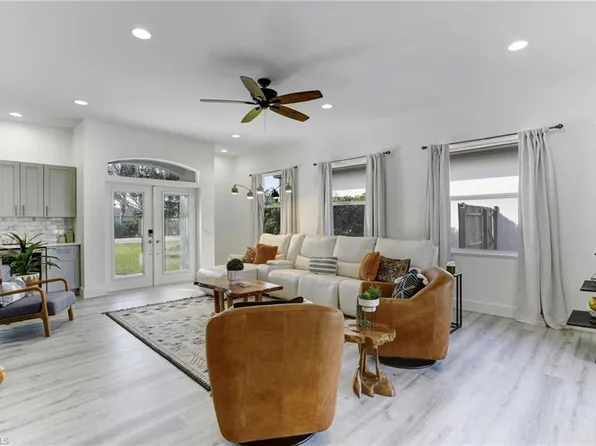 10842 Vanderbilt Dr, Naples, FL 34108