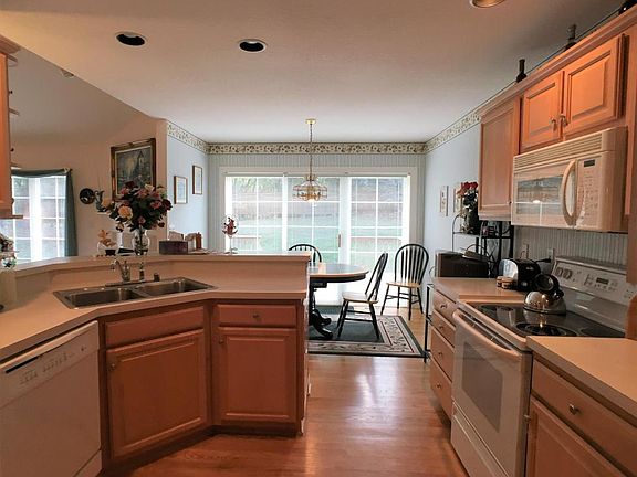 5th image of W233N3033 Oakmont Ct W