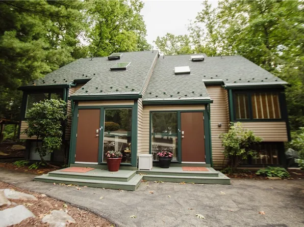 573 Laurel Pond Dr, Farmington, PA 15437