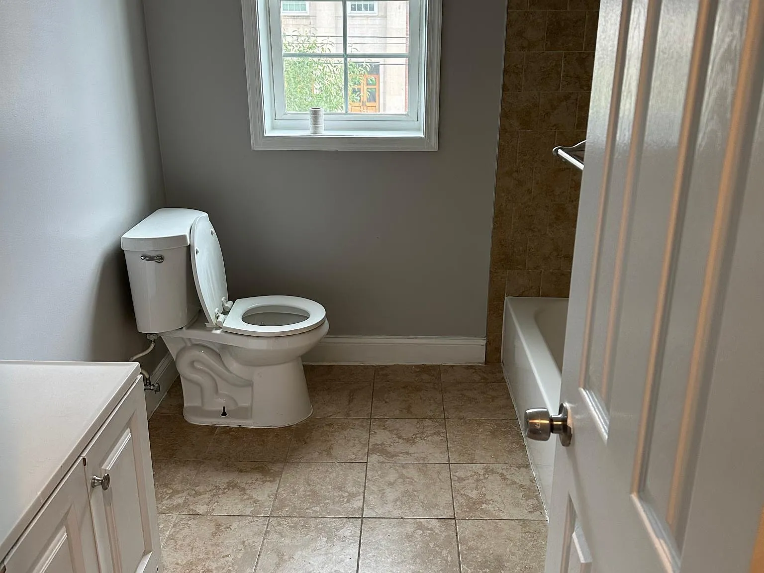 3 bed, 1150 sqft, $2,200 — Photo 4