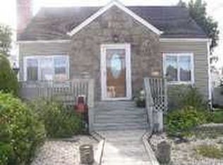 52 Landsdowne Ave, Merrick, NY 11566