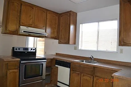 3 bed, 2.5 bath, 1428 sqft, $2,395 — Photo 2