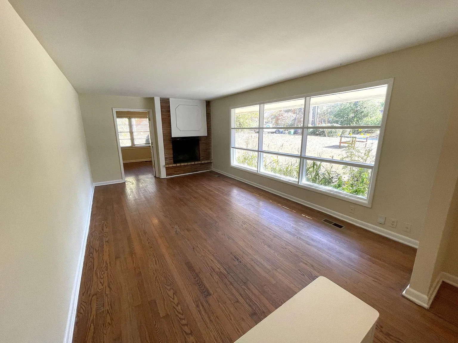 5 bed, 2.5 bath, 2098 sqft, $3,000 — Photo 2