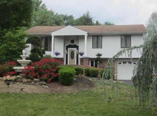 8 Saratoga Dr, Manalapan, NJ 07726