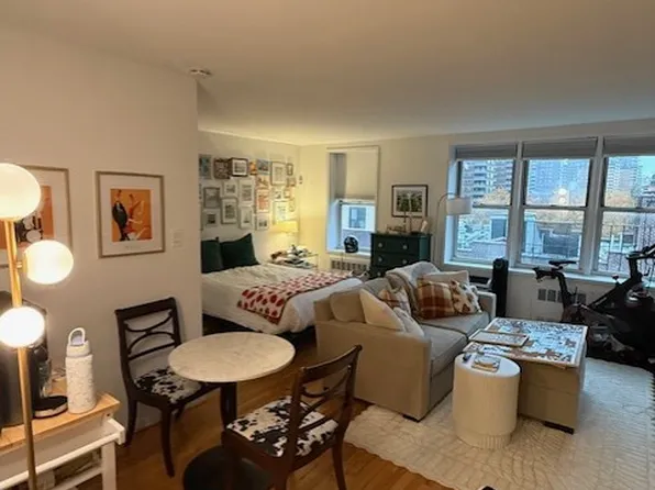 320 West 30th Street image 2 of 13