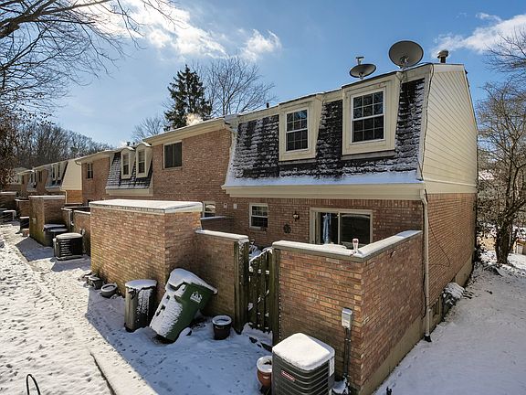 3rd image of 132 Deauville Ct