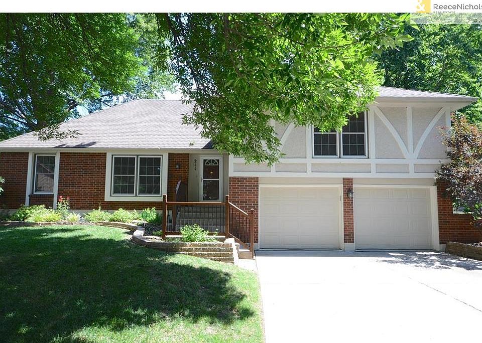 1st image of 211 SE Lexington Ct