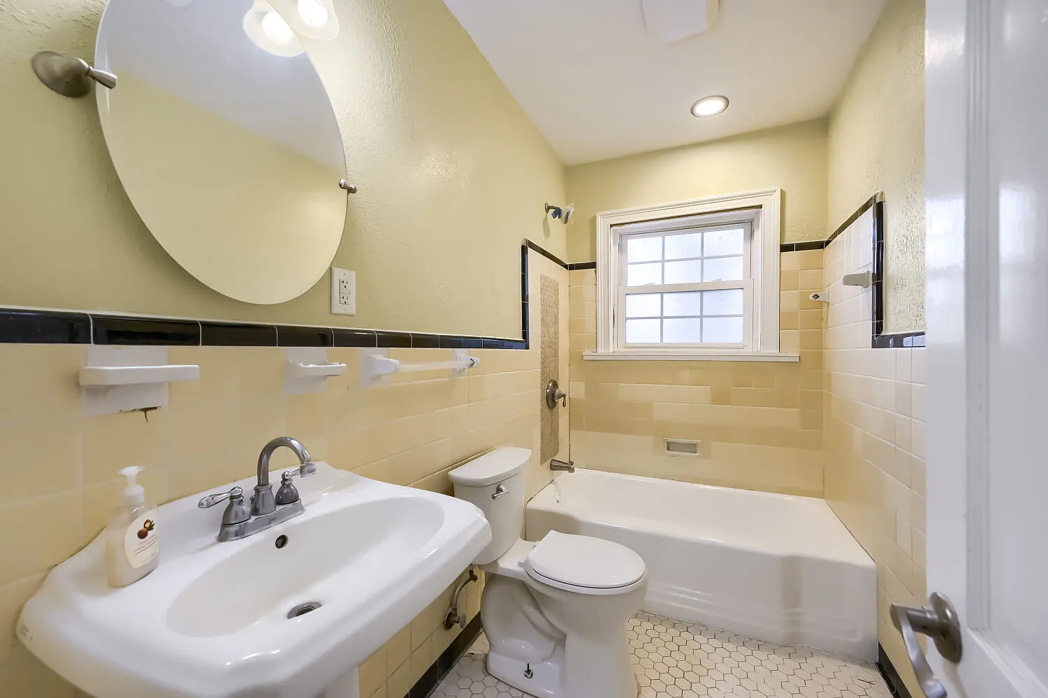 3 bed, 1267 sqft, $2,400 — Photo 2