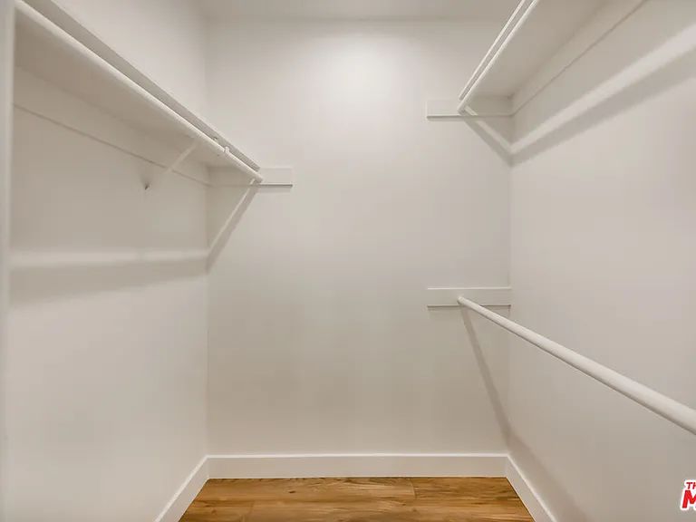 22135 Burbank Blvd #4 — Photo 30