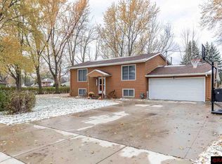 2039 Roe Crest Dr, North Mankato, MN 56003