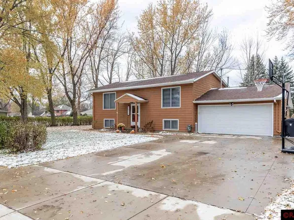 2039 Roe Crest Dr, North Mankato, MN 56003