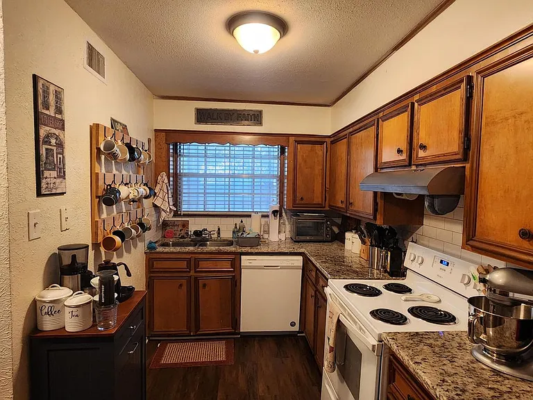 611 Peyton St — Photo 4