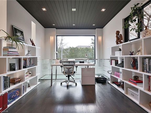 4th image of 647 Montbeck Cres