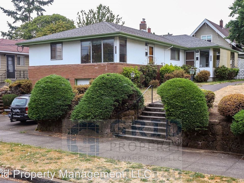 1st image of 2943-2945 SE Brooklyn St