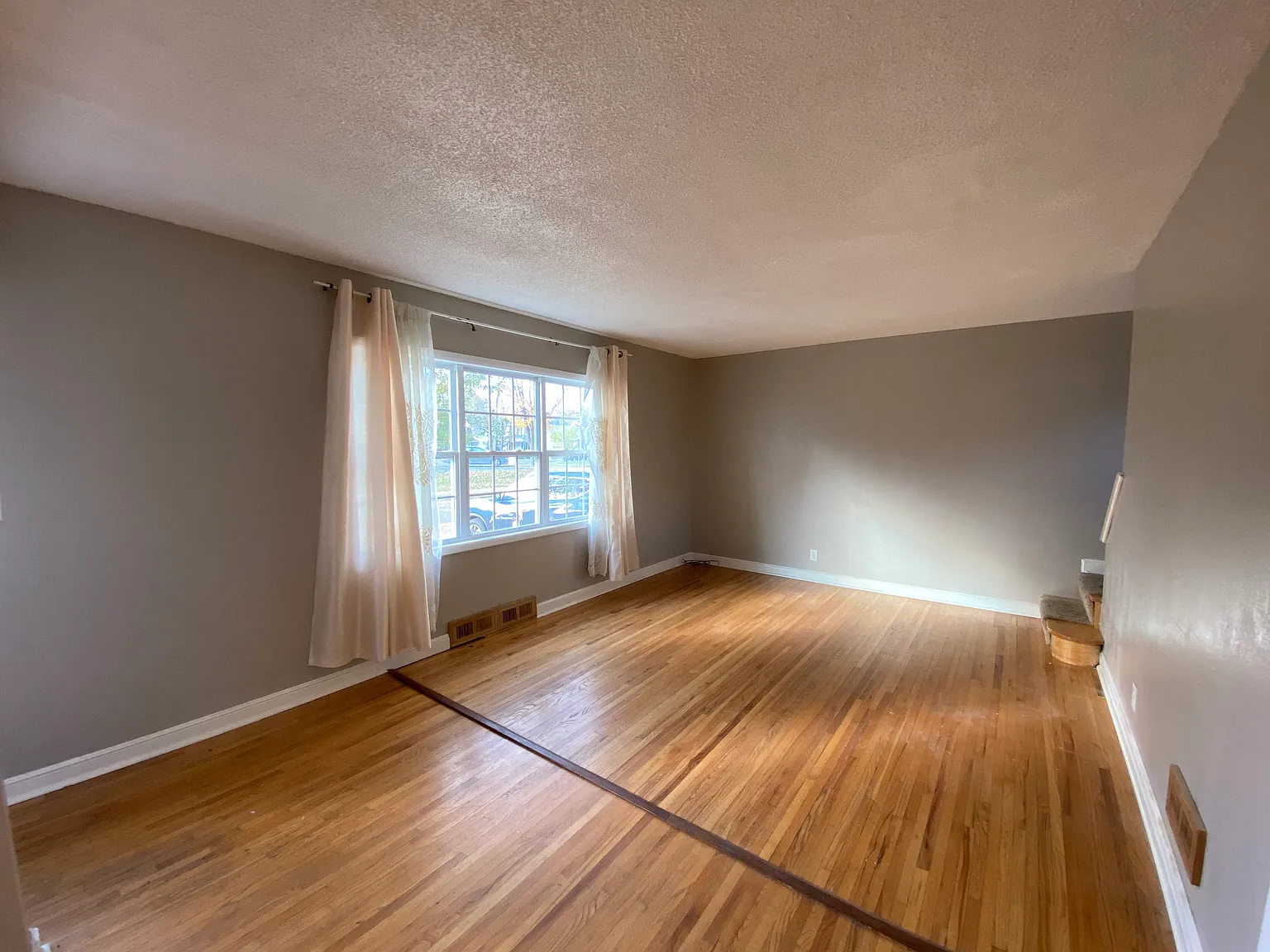 3 bed, 1.5 bath, 1838 sqft, $1,895 — Photo 3