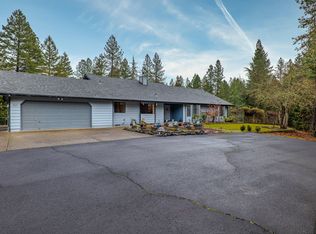 565 Garnet Ln, Grants Pass, OR 97526