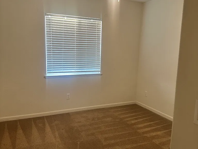 1635 Courtyard Dr — Photo 17