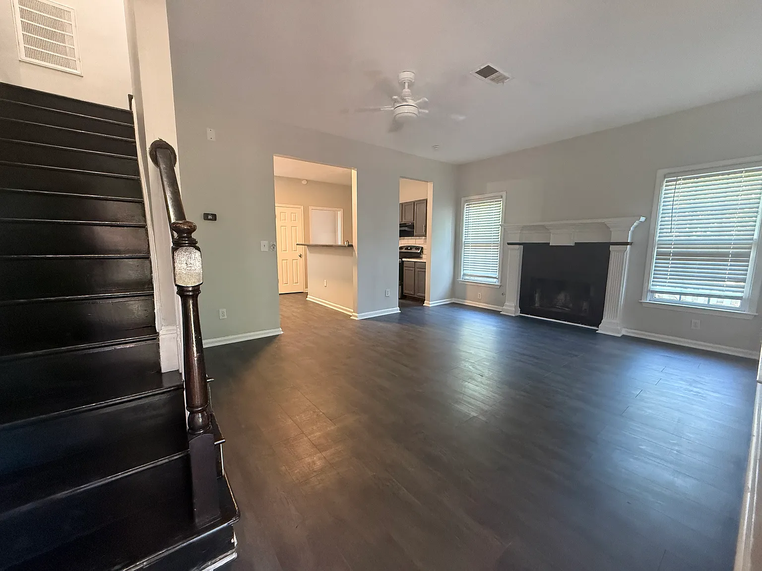 3 bed, 1200 sqft, $2,250 — Photo 3