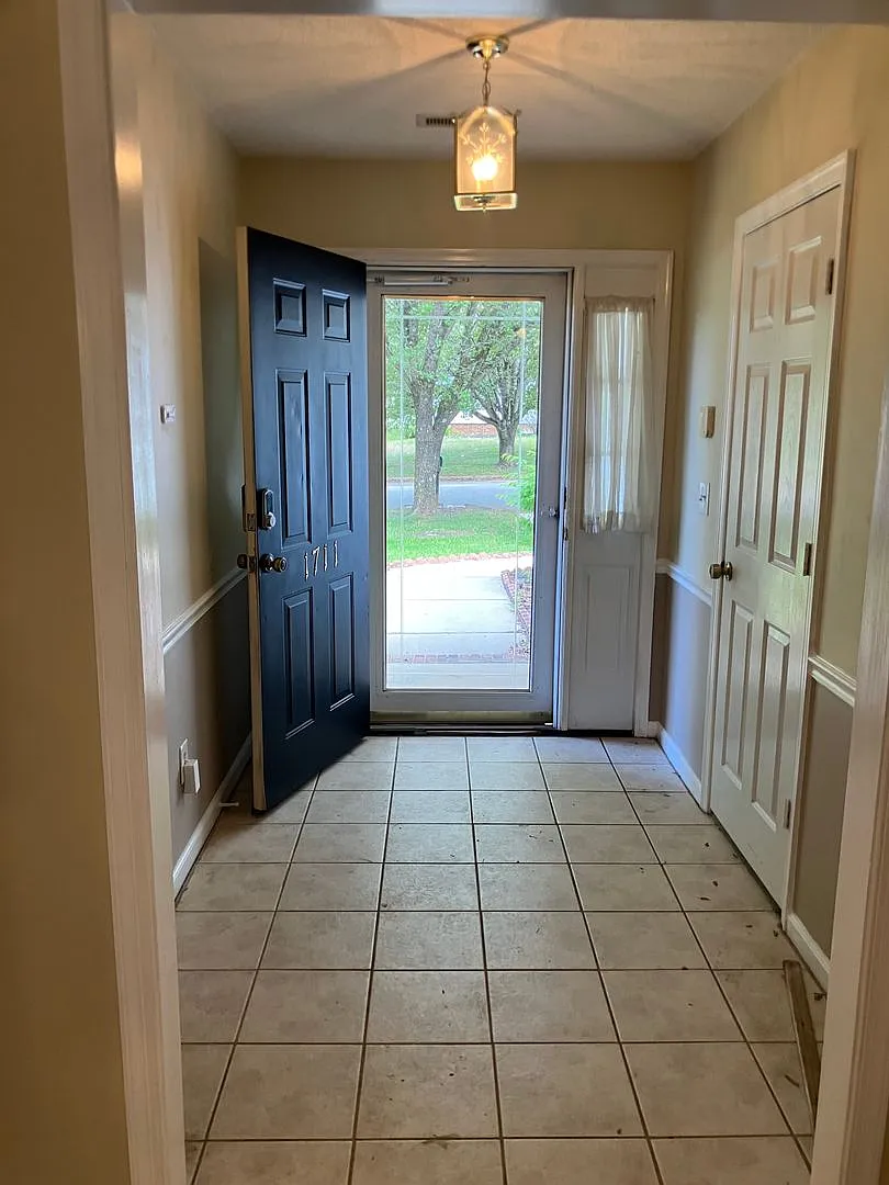 Renovated 3 bedroom — Photo 3