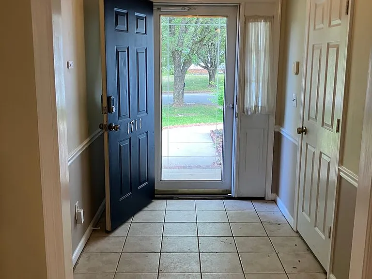 1711 Saint Charles Ln — Photo 3