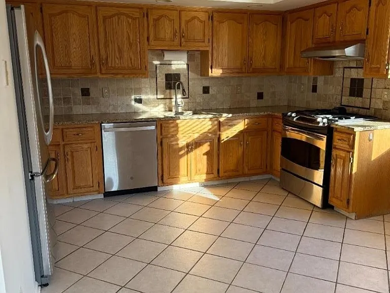 518 Downer St — Photo 7