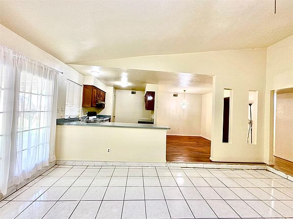 3rd image of 2406 Jo Lyn Ln