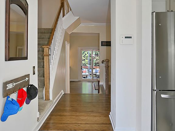 3rd image of 811 Bernard St