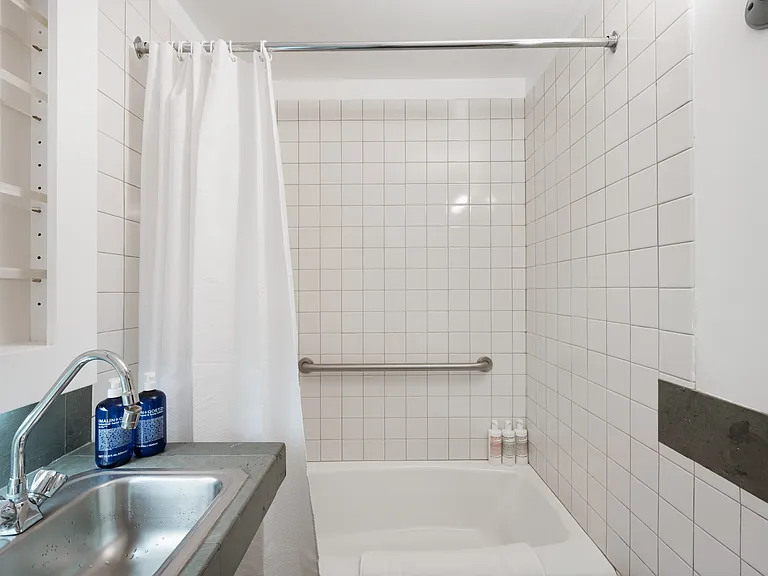 456 W 49th St #1 — Photo 32