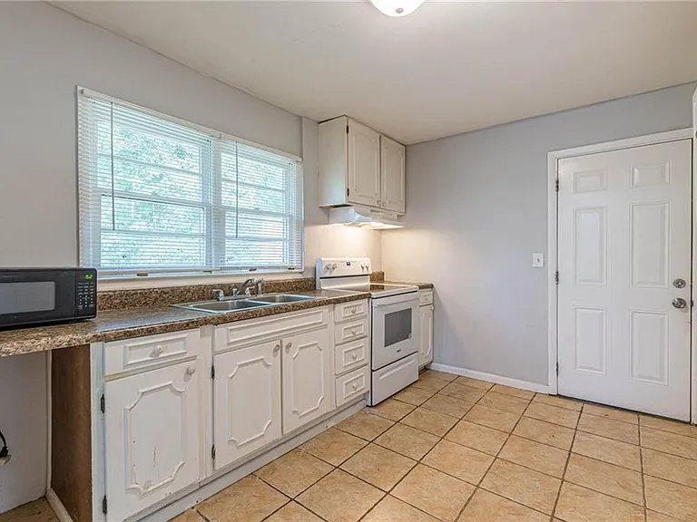 350 Brooks Ave SW — Photo 11