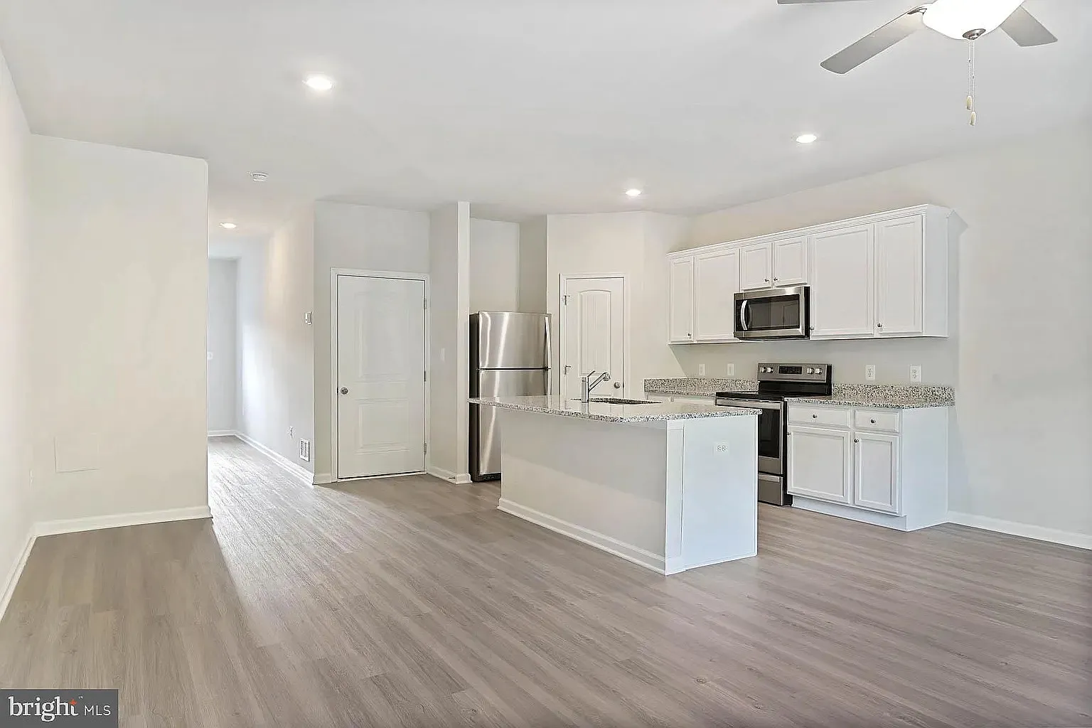3 bed, 2.5 bath, 1443 sqft, $1,900 — Photo 3