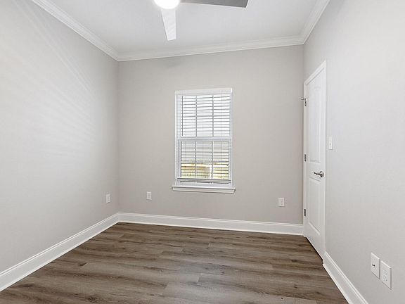 4th image of 2619 Banks St