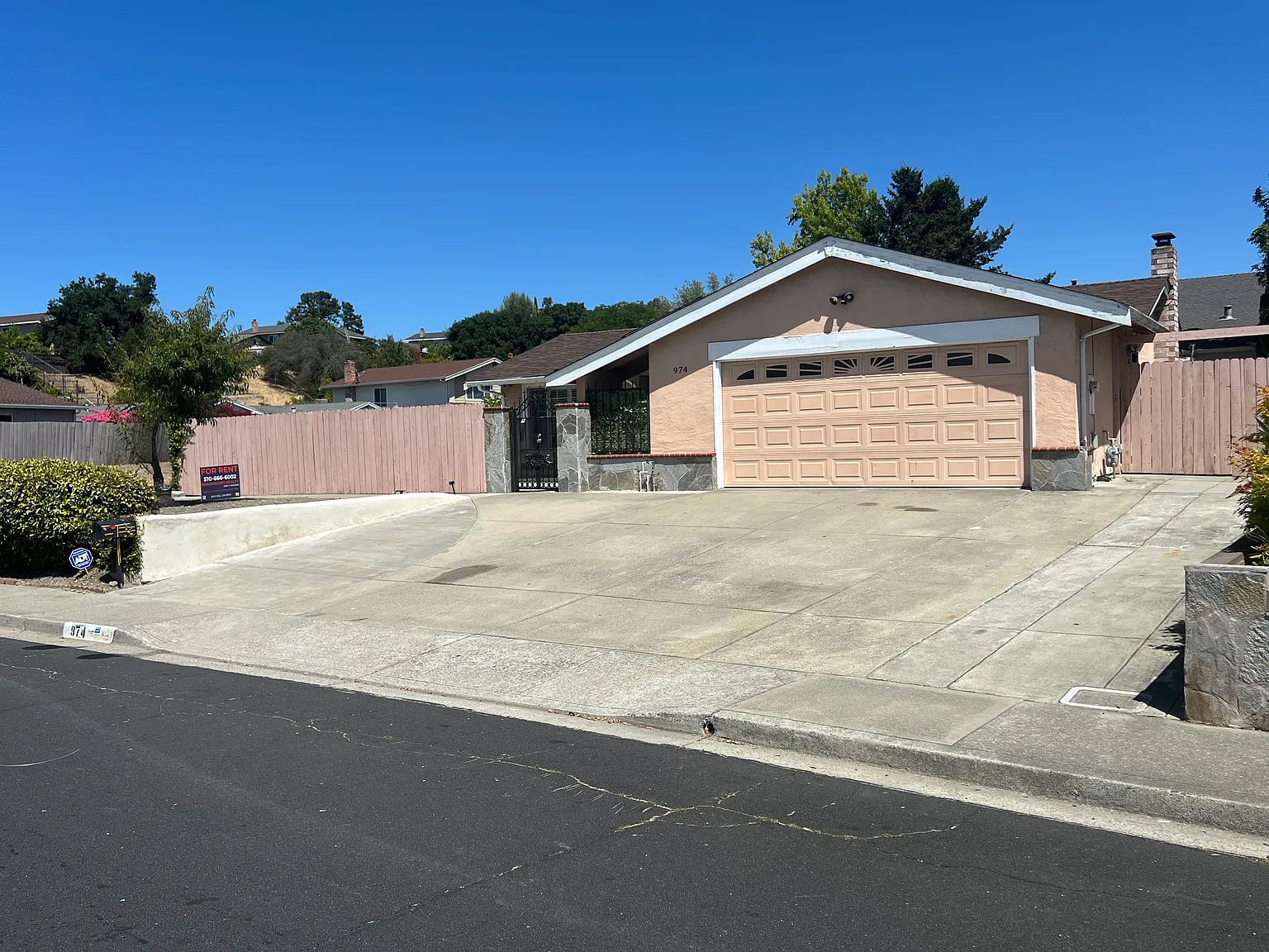 3 bed, 1281 sqft, $3,695 — Photo 3