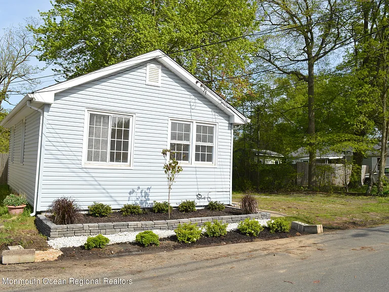 186 S Park Ave — Photo 30