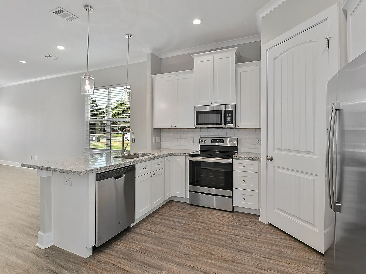 5 bed, 2800 sqft, $4,500 — Photo 2