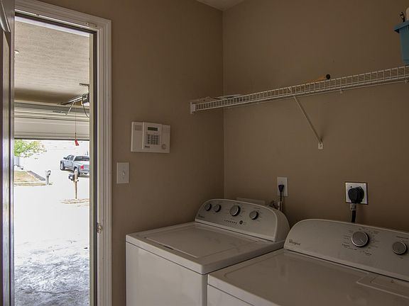 4th image of 584 Green Valley Dr
