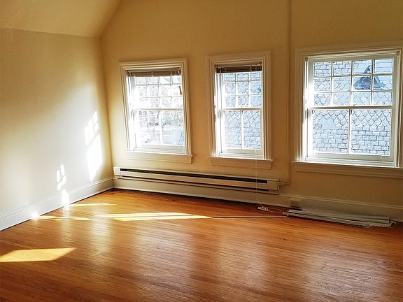 4th image of 30 E Market St APT 6