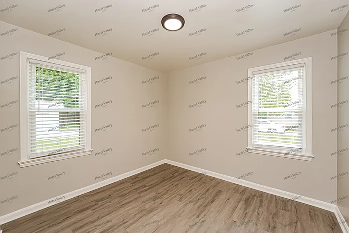 5493 Thomas St — Photo 10