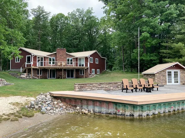 2954 Island Point Dr, Metamora, MI 48455
