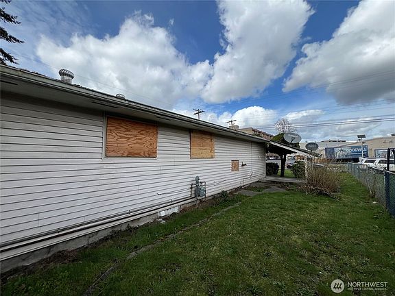 2nd image of 1006 17th Street SE