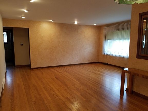 4th image of 129 W Belmont Ave