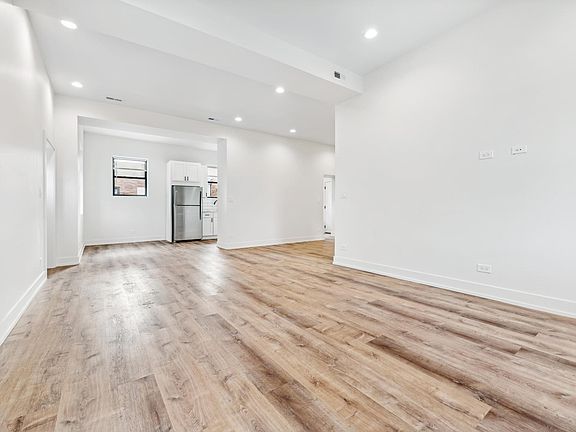 3rd image of 2219 N Hamilton Ave #205